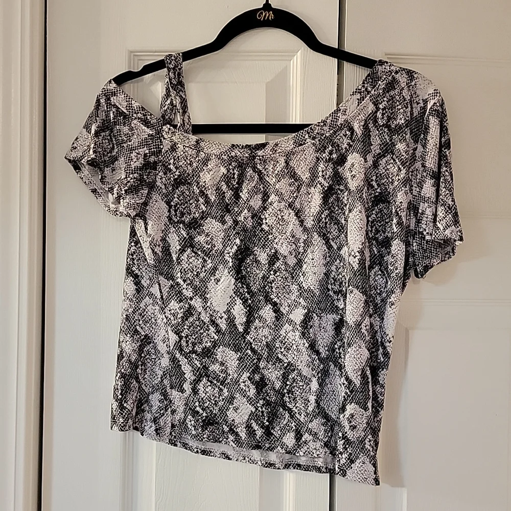 New York & Company Snake Print Cold Shoulder Top sz M - Picture 3 of 4